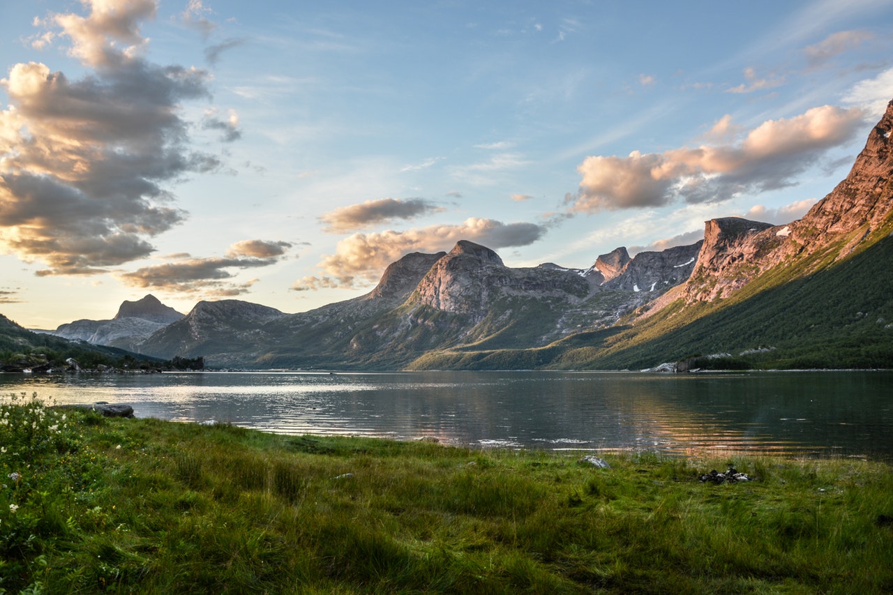 Accueil Mountain And Lake At Sunset 135157
